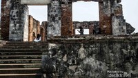 Sisi sebelah kiri, tampak sisa-sisa bangunan musholla. Meskipun sudah tidak ber-atap, namun masih tampak kemegahannya.