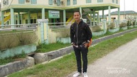 Berfoto di depan replika istana