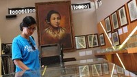 Koleksi tulisan dengan lukisan ibu Kartini di latar belakang
