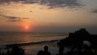 Ketika wisatawan tidak ingin melewatkan momen tenggelamnya Sang Surya di ufuk barat Tanah Lot
