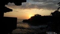 Matahari tenggelam di Tanah Lot