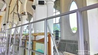 Sisa hantaman tsunami pada bagian dalam masjid yang memang sengaja tidak direnovasi untuk mengenang kejadian tersebut
