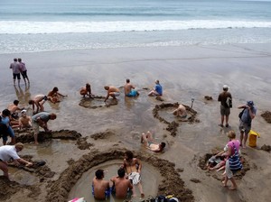 Menggali Kolam Air Panas Sendiri di Hot Water Beach, Selandia Baru