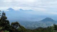 Awal pendakian ditemani pemandangan alam yang menakjubkan