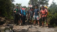 Foto bersama di Top Dempo 3159 mdpl