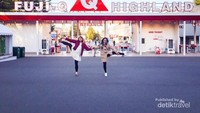 Berfoto bersama sahabat dengan pose andalan di depan pintu masuk Fujikyuu Highland.