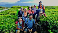 Sebelum mendaki, berfoto menikmati indahnya Gunung Kerinci bersama teman baru