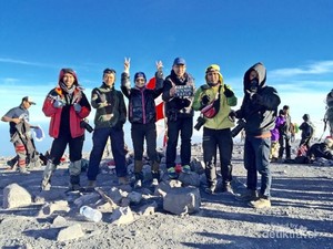 Menggapai Puncak Gunung yang Jadi Atapnya Pulau Jawa
