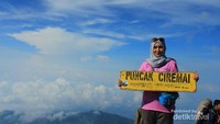 Berdiri di atas lautan awan