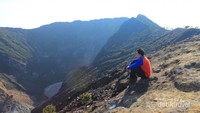 Terdapat kawah mati tepat di puncak ciremai