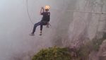 Menggelantung di Puncak Gunung Parang, Menantang!