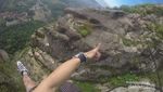 Menggelantung di Puncak Gunung Parang, Menantang!