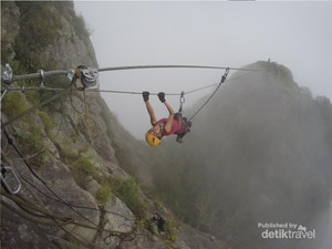 Menggelantung di Puncak Gunung Parang, Menantang!