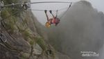 Menggelantung di Puncak Gunung Parang, Menantang!