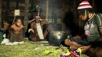 Kegiatan di dalam hunila, wanita dan pria berkumpul bersama kala malam disana