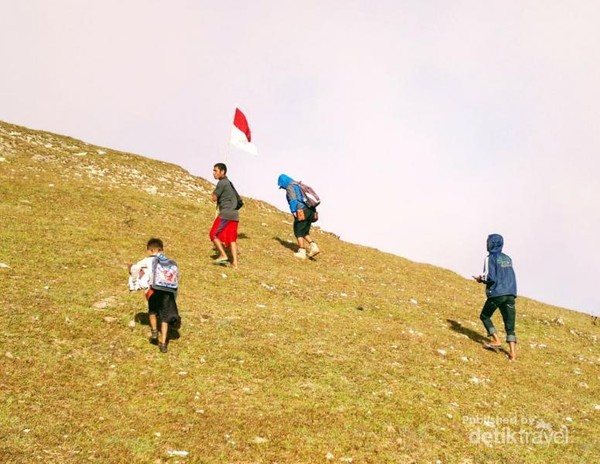 Mengibarkan Merah Putih di Puncak Bunium