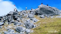 Dipuncaknya terdapat bebatuan cantik dipuncaknya
