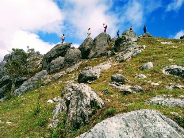 Mengibarkan Merah Putih di Puncak Bunium