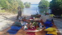 Sarapan pagi di depan pantai mangrove