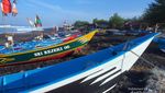 Mengintip Aktifitas Nelayan di Pantai Jatilawang