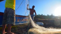 Aktifitas nelayan merapikan jalan sebelum melaut
