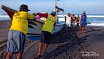 Mengintip Aktifitas Nelayan di Pantai Jatilawang