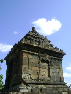 Mengintip Aktivitas Bandara Adi Sucipto dari Candi Ijo