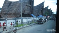Pasar Onan memiliki 6 bangunan yang khas rumah adat