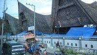 Di pasar ini juga dijual kain ulos