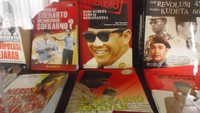 Buku-buku ini ada dalam lemari perpustakaan museum BK