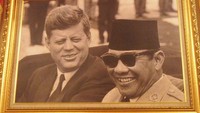 Presiden John F Kennedy dan ada foto Bung Karno