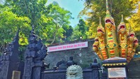 Ini pintu masuk vihara guys