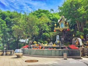 Mengintip Indahnya Vihara Dewi Kwan Im di Sukabumi
