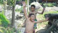 Pengunjung tengah berswafoto di area lokasi Istana Batu Korsih.