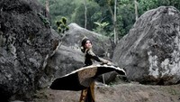 Pengunjung tengah berswafoto di area lokasi Istana Batu Korsih.