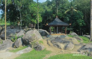 Mengintip Istana Batu Korsih Instagrammable di Majalengka