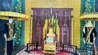 Replika singgasana kerajaan Kutaringin yang didominasi warna kuning.