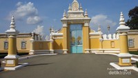 Pintu gerbang istana yang megah