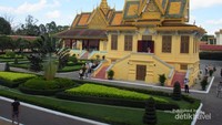 Di kompleks ini terdapat istana khusus untuk tempat kediaman resmi raja