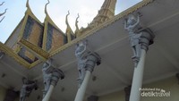 Eksterior pagoda yang sangat khas Khmer