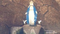 Dibagian luar terdapat Goa Maria