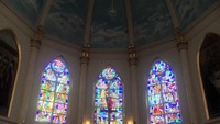Ornamen kaca mozaik menghiasi dinding altar Gereja