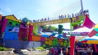 Jembatan Kaca atau Jembatan Embong yang selalu ramai dikunjungi wisatawan.