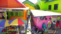 Rumah yang di cat dengan berbagai warna.