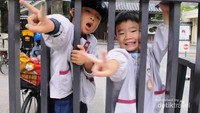 Anak-anak yang baru selesai sekolah TK