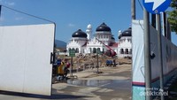 mengintip pembangunan di halaman masjid
