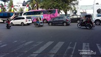 Beberapa bus wisata parkr di sekitar masjid