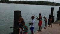 Berjajar mengadu kebolehan memancing.