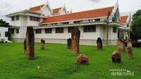 Bangunan museum dan koleksi batu berelief