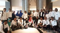 menara kembar terbuat dari timah